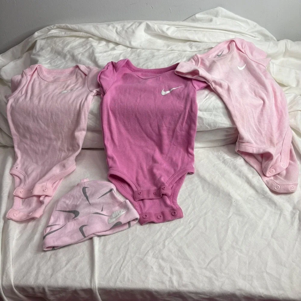 Nike Baby Essentials 3 Pack Long Sleeve Bodysuit Set in pink 6m